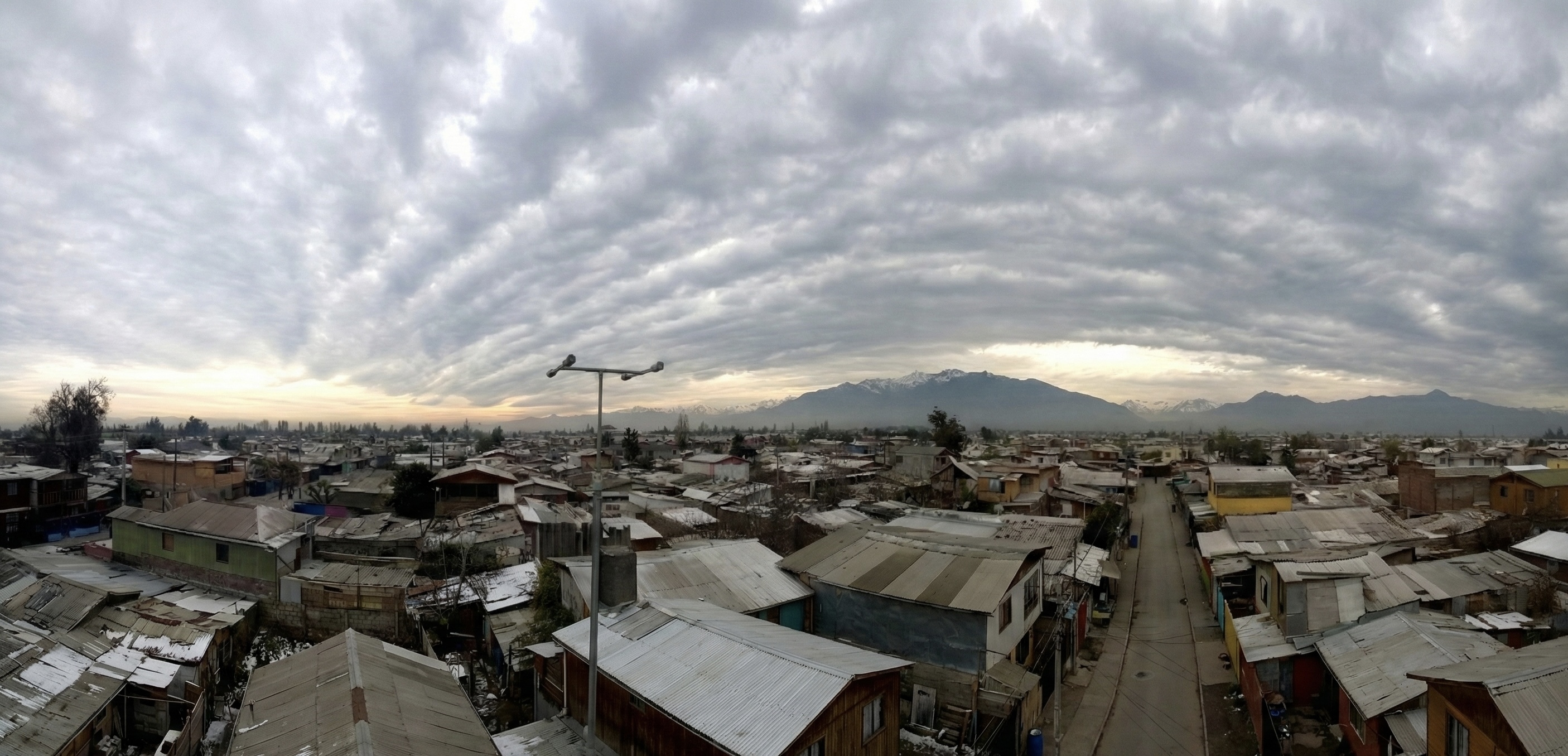 Vista panorámica de barrio urbano en Santiago de Chile con la cordillera de los Andes de fondo